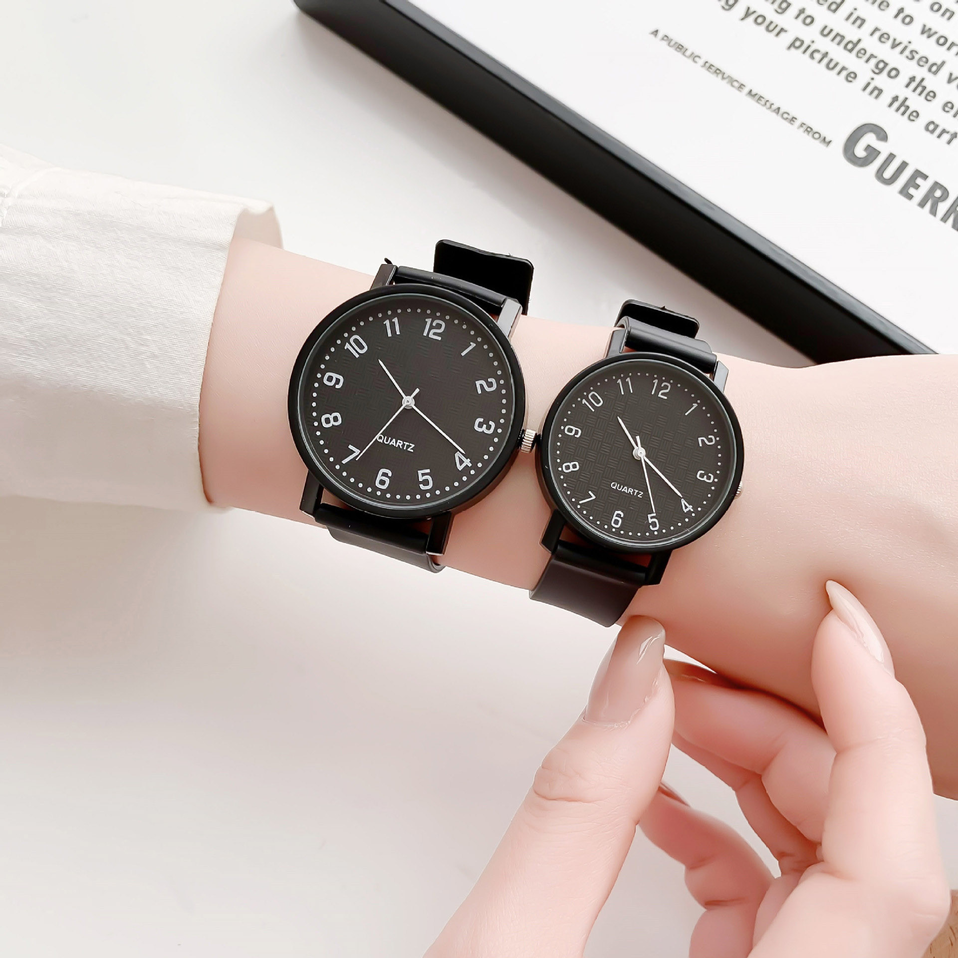 여성을위한 간단한 블랙 시계 쿼츠 시계 실리콘 스트랩  - Luxury Watch Girl 리뷰 및 가격